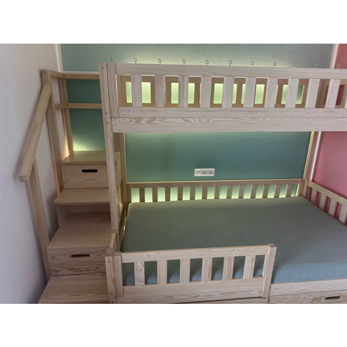 Spielbett mit Treppe für ein Kind aus Holz